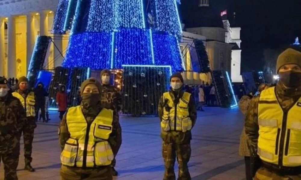 Λιθουανία: Πολιτοφύλακες με όπλα επιβλέπουν την τήρηση των μέτρων